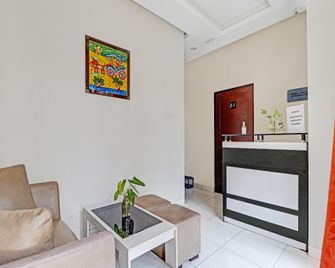 OYO 90452 Pillow Inn - Karawang - Rezeption