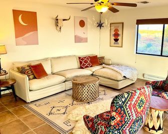 Birdsong Desert Retreat: Reconnect. Rejuvenate. - Nogales - Вітальня