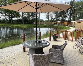 Cedar Boutique Lodge-dog fishing and Spa access - York - Patio