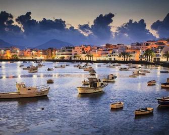 Luxury Loft In The Center Of Arrecife. Very Spacious And Bright. Newly Renovated! - Arrecife - Vista esterna