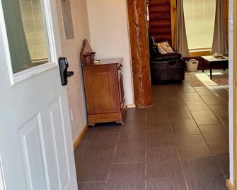 2 bedroom cabin sleeps 4, less than a mile from Grangeville - Grangeville - Hallway