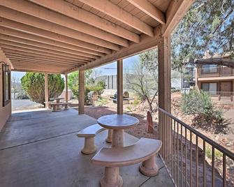 South Sedona Condo w/ Pool Access - Walk to Shops! - Sedona - Balcone