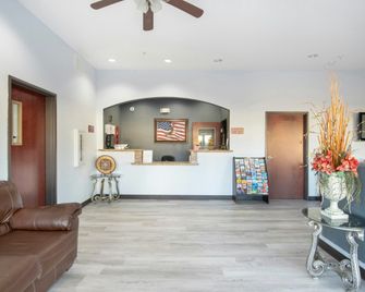 OYO Townhouse Clute Lake Jackson - Clute - Front desk