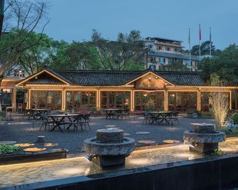 Emeishan Grand Hotel - Leshan - Patio