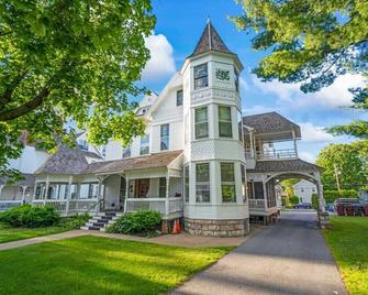 The Emerald by Saratoga Stays - Saratoga Springs - Building