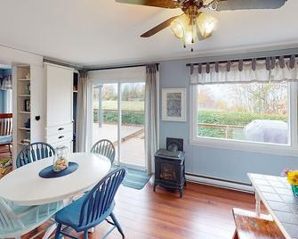 Amazing Lakeview-Cozy Cottage- Private Beach Access\nSleeps 6 - Goderich - Restaurant
