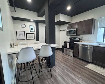 Canalside Suite- Downtown Houghton Ground Level Apartment - Houghton - Küche