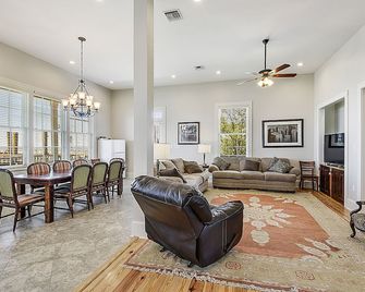 Lake House With Private Heated Pool, Great For Family Gatherings. Best View! - Slidell - Living room