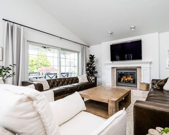 Beautiful Luxury Home located at Island Pointe Marina! Just 1 mile to downtown! - Saint Joseph - Obývací pokoj