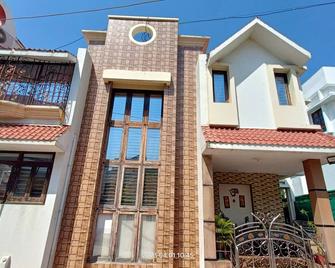 Terrace Garden Bedroom First Floor 5 Minutes from Hotel Hayatt Place - Vadodara - Building