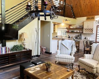 Animal Crossing Retreat - Luxurious Elegant Cabin, Sleeps 10 - Pine Mountain Club - Living room