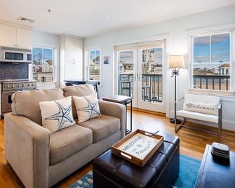 #ptowndreams Beachfront 1br Ph | Heart Of Commercial St | Water Views | Parking - Provincetown - Sala de estar