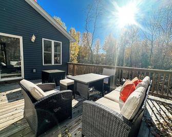 Cedar River Home-Pet Friendly! - Harrison - Balcony