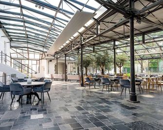 Enjoy a Quiet Stay with Greenery All Around! Free Parking and Onsite Dining! - Baarlo - Restaurant