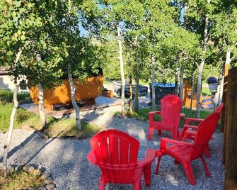Come stay in a new 6 guest Cabin, Wildwood near Waterton, Crowsnest Pass, Castle - Bellevue - Patio