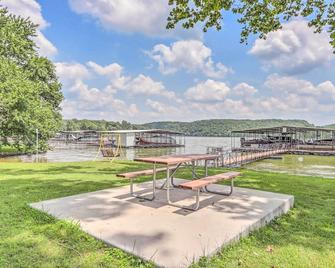 Steps to Lake Cheerful Camdenton Cottage! - Camdenton - Patio