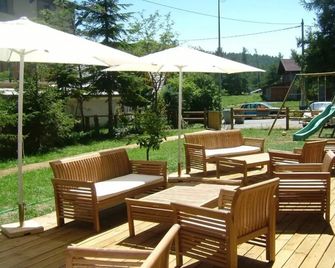 Adonis Hotel Le Chastellan - Guillaumes - Innenhof