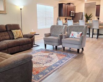 Charming 3-bedroom house with WiFi and AC in Seguin - Seguin - Huiskamer