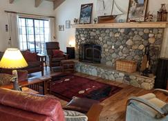 Roomy 5 Br/3 Ba Great Location Tahoe City Home - Tahoe City - Wohnzimmer