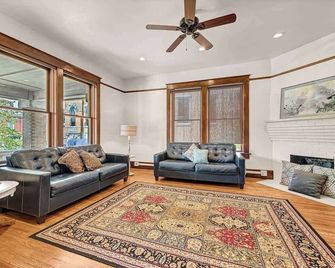 The Uptown Suite at The Historic Connely Harrington - Siloam Springs - Sala de estar