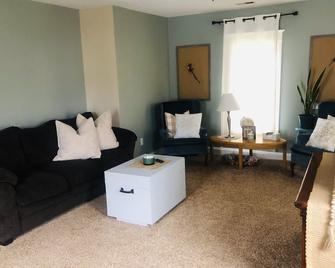 Cute cozy apartment. Half a block walking distance from beautiful downtown Ionia - Ionia - Living room