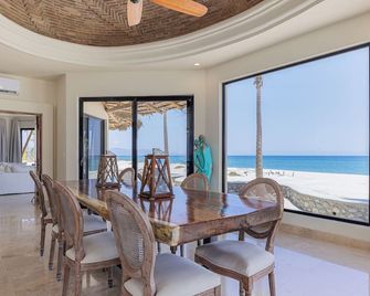 New Ocean front 4-bdrm villa, Pool, Hot Tub WiFi, AC in beautiful Playa Colorada - La Ribera - Comedor