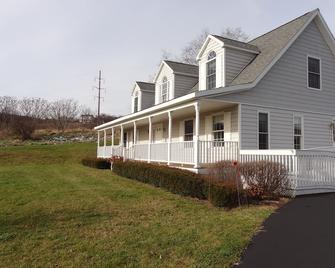 Newer Country Home In Scenic Setting Close to Dreams Park and All Star Village. - Oneonta - Building