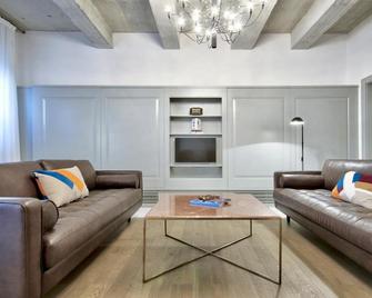 10 Strait Street Apartments - Valletta - Living room
