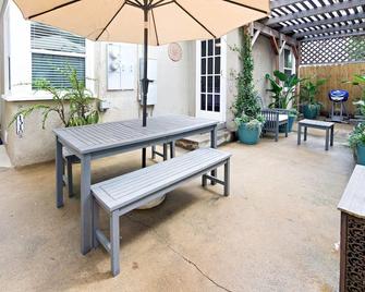Steps to the beach and 4 blocks from Main St. and the Pier - Seal Beach - Patio