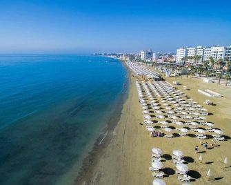 Les Palmiers Beach Boutique Hotel & Luxury Apartments - Lárnaca - Playa