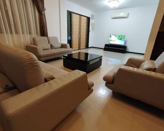 Home away from home - Miri - Wohnzimmer