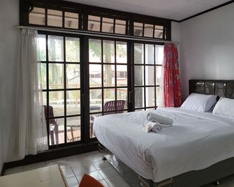 Pandu Lakeside Hotel Tuktuk - Parapat - Bedroom