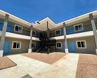SureStay Plus Hotel by Best Western Ada - Ada - Edificio