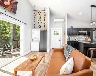 Cozy Beehive Treehouse - Pittsboro