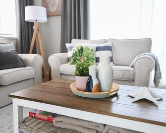 Nile Cottage Cosy & Convenient, Close To Cbd - Orange - Living room