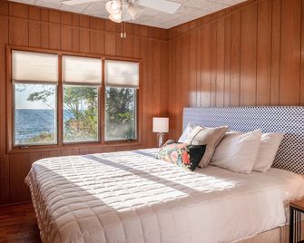 Lakefront Cottage | Private Beach + Sunset Views - Holland - Bedroom