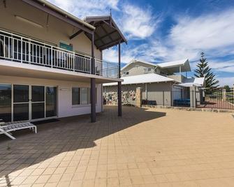 Resort-Style Beach Front Accommodation - Lancelin - Building