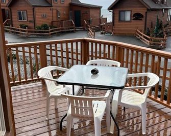 Ocean Cabin 23 Romantic Seaside Getaway - Smith River - Balcón