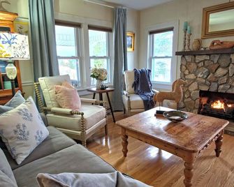 Vintage 1935 Country Farmhouse Mountain Meadows Farmhouse - Sparta - Sala de estar