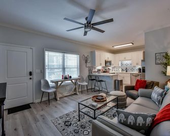 Crimson Court - Book Now for Football! - Tuscaloosa - Living room