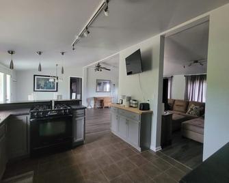 Relaxing home near Elkhart Lake - Elkhart Lake - Kitchen