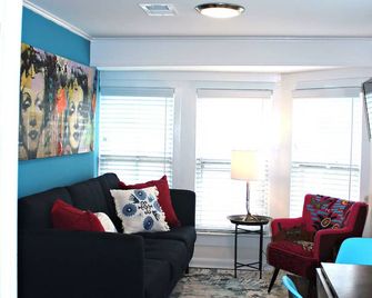 Stylish Beach Apt - 4 Blocks From Beach & 2 Blocks From Downtown Asbury - Ocean Grove - Obývací pokoj