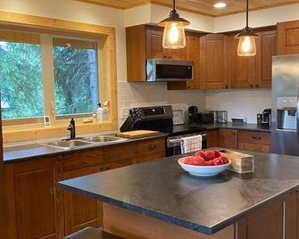 Stewart Family Cabin by Face Lake - Logan Lake - Cocina