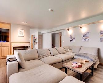 Moses Lake Vacation Rental w/ Hot Tub & Game Room - Moses Lake - Obývací pokoj