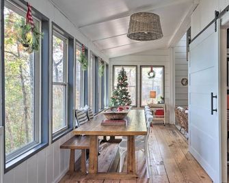 'The Chalet on Sinclair' w/ Private Dock & Kayaks! - Eatonton - Dining room