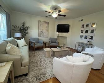 Bella’s Place A - Montevallo - Wohnzimmer