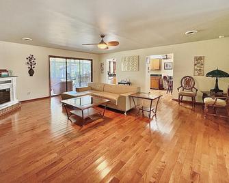 3-bedroom, 2-bath home in Cape Carteret - Cape Carteret