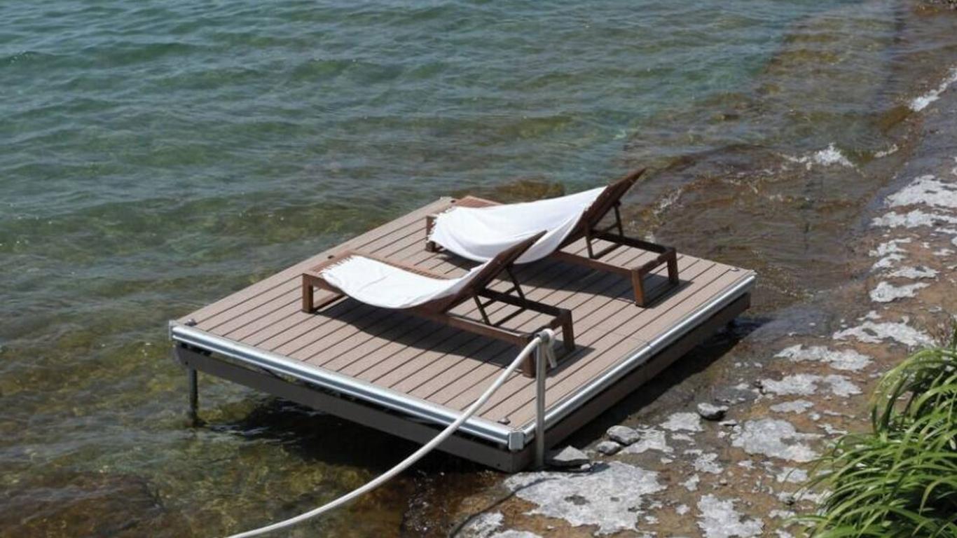 The Lakeside Motel