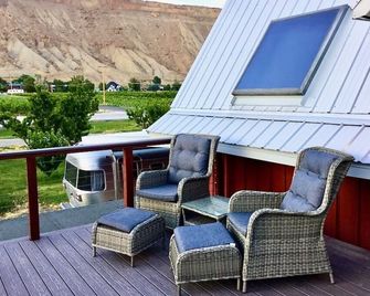Red Barn Guesthouse with Birdseye View of the Bookcliffs - Palisade - Balcony