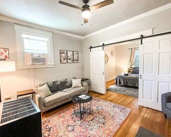 Gorgeous Cottage Downtown COS | pet friendly - Colorado Springs - Salon
